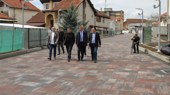 Haziri shprehet i kënaqur me dinamikën e punimeve në shëtitoren e dytë të Gjilanit