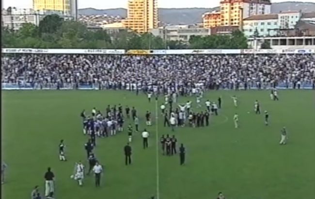 Stadiumi i Prishtinës në vitin 2001 u stërmbush, “Intelektualët” dhe “Skifterat” duhet ta bëjnë prapë