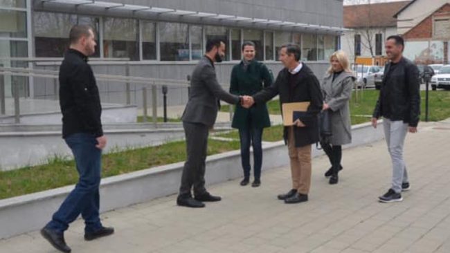 Nënkryetari Stamenkoviç pret në takim Koordinatorin Regjional për Refugjatë nga Ambasada e Amerikës, Timothy Swett