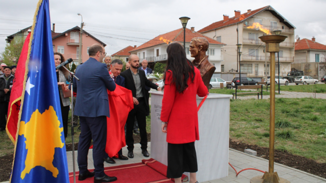 Në Gjilan përurohen bustet e dëshmorëve, Tefik e Hanumshahe Zymberit