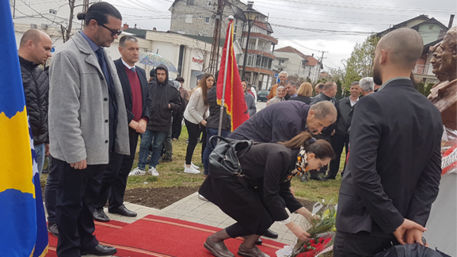 Vetëvendosje: Homazhe te varrezat e dëshmorëve