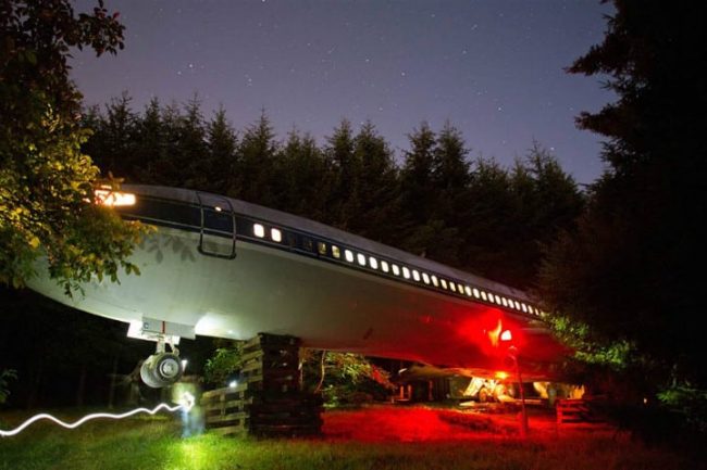 Gjeti aeroplanin në pyll, e shndërron në banesë unike