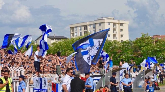 “Plisat” po kopjojnë “Intelektualët”, përdorin slloganin e njejtë në “luftën” për titull!