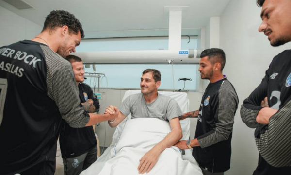 Bashkëlojtarët vizitojnë Casillasin në spital, ky është gjesti emocionues