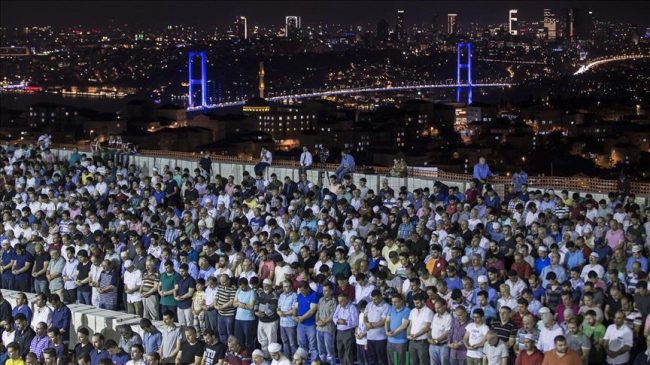 Stamboll: Synohet falja e namazit të teravisë me 313 mijë persona
