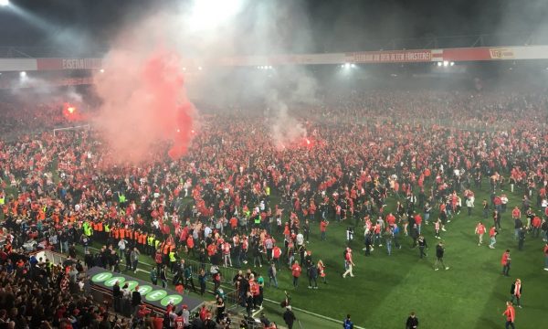 Union Berlin për herë të parë në Bundesligë, tifozët pushtojnë fushën