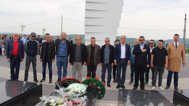 Homazhe pranë varrit të dëshmorit Abdullah Tahiri