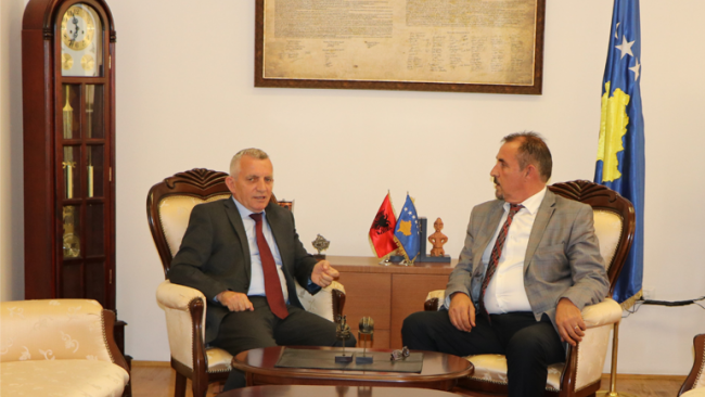 Ministri Mustafa priti në takim ambasadorin e Republikës së Shqipërisë
