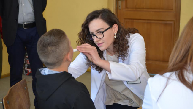 Vazhdojnë kontrollat sistematike mjekësore në shkollat fillore