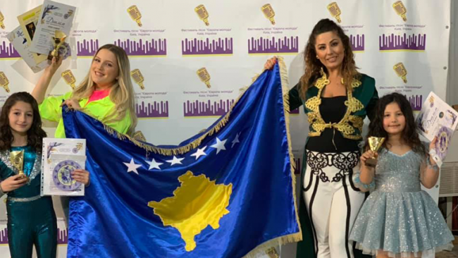 Godasin ndërkombëtarisht “Mollëkuqet”