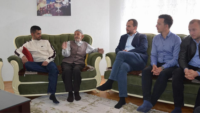 Kastrati viziton familjen e të rënit në Masakrën e Dubravës