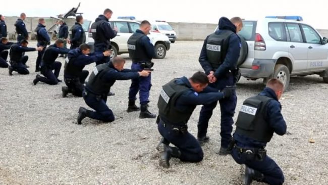 Arrestohen pesë persona lidhur me dyshimet për përfshirje në vepra penale ‘fajde’, ‘detyrim’ dhe ‘mashtrim’