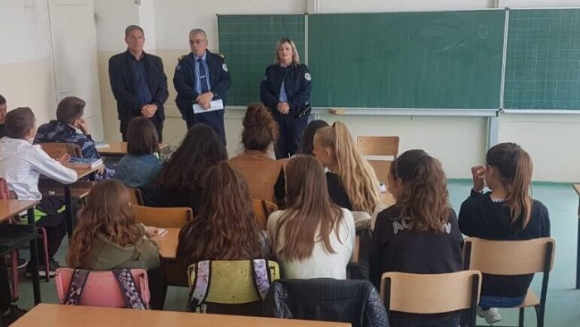 Policia me ligjërata vetëdijesuese për nxënësit e shkollave fillore në Gjilan