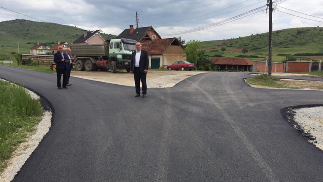 Asfaltohen dy rrugë në fshatin Radivojcë