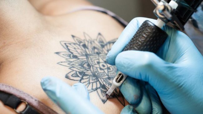 Keni kujdes, ngjyrat e tatuazhit kancerogjene