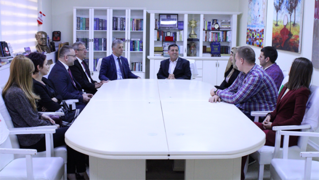 Lutfi Haziri pret në takim një delegacion të Sanxhakut