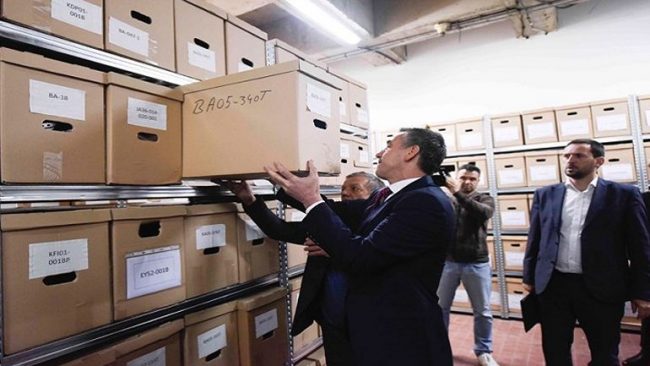 Veseli viziton vendin ku ruhen eksponatet e rrobave të mijëra shqiptarëve të vrarë gjatë luftës