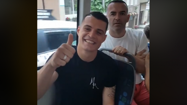“Autobusi më i shtrenjtë në botë”, yjet që udhëtuan me transport urban në Prishtinë