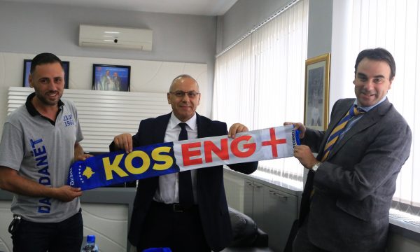 Ambasadori britanik O’Connell viziton FFK-në, diskutohet për ndeshjen Angli – Kosovë