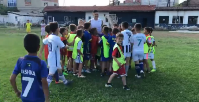Rashica nuk i harron rrënjët, viziton stadiumin e Vushtrrisë