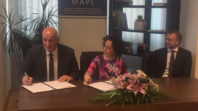 Nënshkruhet marrëveshja për rregullimin e Sallës së Kuvendit Komunal të Vitisë