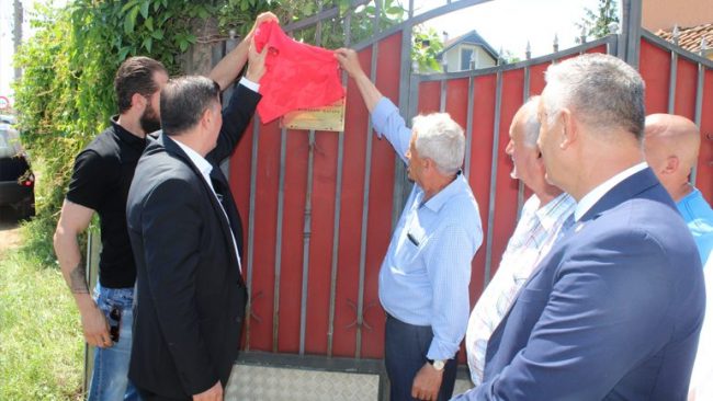 Haziri vendos pllakën e shenjëzimit te shtëpia e heroit Agim Ramadani, në Zhegër