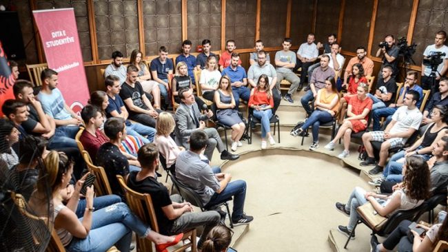 Kurti bashkëbisedoi me studentë: Pesë pikat e rëndësishme për shkollimin e punësimin e të rinjve.