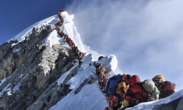 Tetë alpinistë të zhdukur në Himalaje