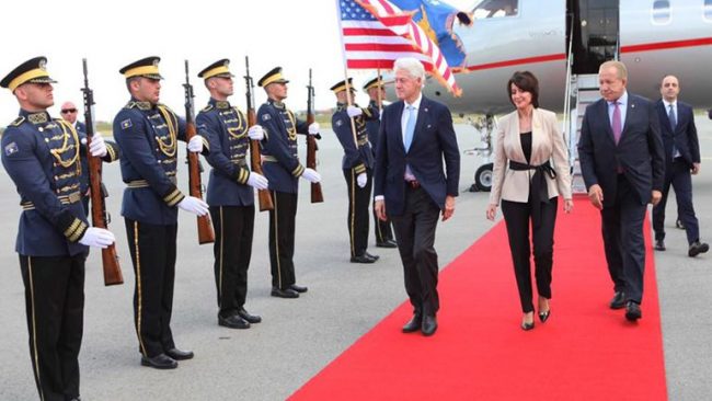Bill Clinton arrin në Kosovë
