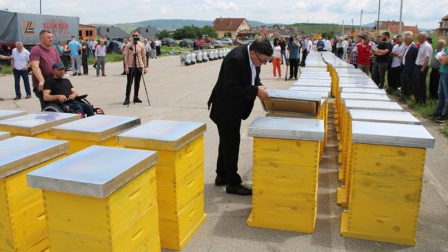 Gjilani shpërndan 250 shtëpiza për bletarët dhe 40 makina mjelëse për blegtorët