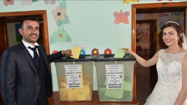 Fotoja e ditës, çifti shqiptar votojnë ditën e martesës