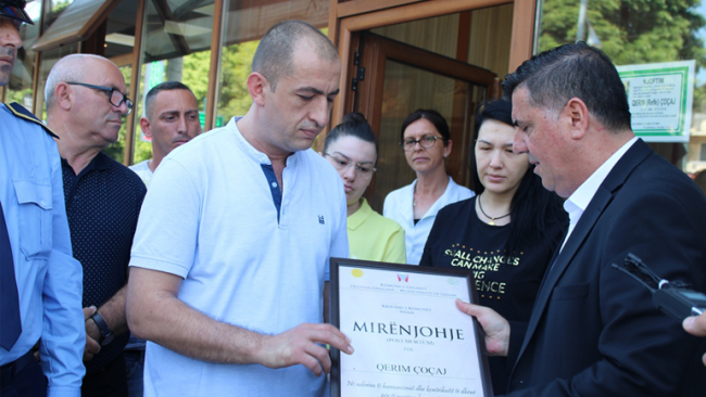 Haziri ndan mirënjohje Post Mortum për humanistin Qerim Çoçaj dhe vendos pllakën e vlerësimit në shtëpinë ku veproi