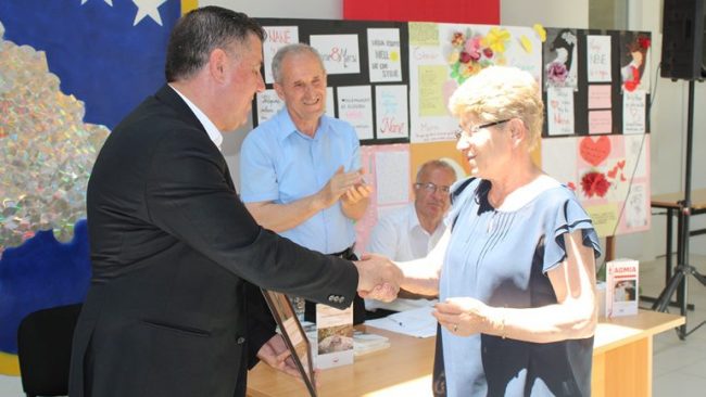 Lutfi Haziri ia dorëzon çmimin letrar “Beqir Musliu” fitueses së këtij viti, Edi Shukriu