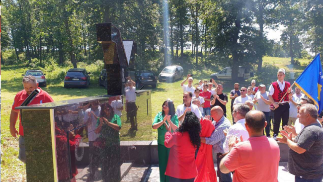 Dëshmori Enver Ramadani tani qëndron në mes të dy emblemave  të luftës çlirimtare