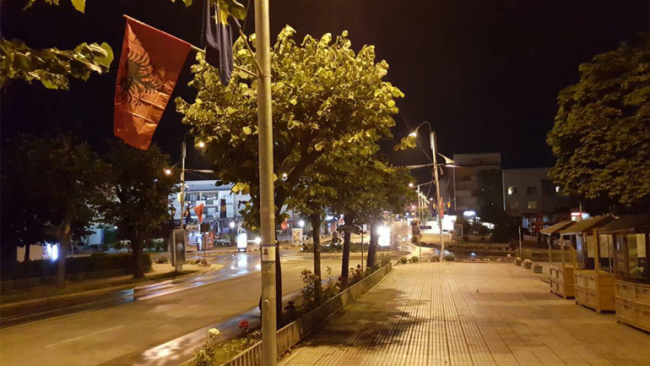 Vetëvendosje vendos flamujt kuq e zi