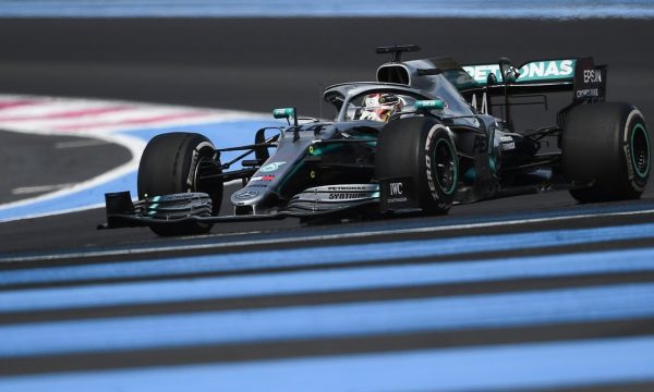 Hamilton triumfon në Francë