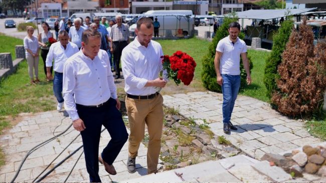 Bëhen homazhe te varrezat e dëshmorëve në 20-vjetorin e çlirimit të Kamenicës