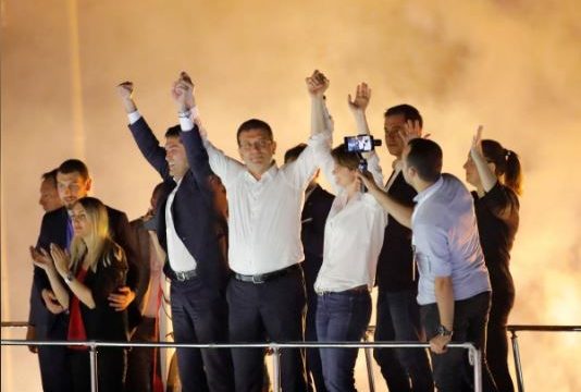 Festë e çmendur në Stamboll, fiton kandidati i opozitës