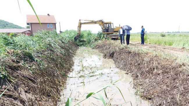Po vazhdojnë punimet në hapjen e kanalit në fshatin Skifteraj