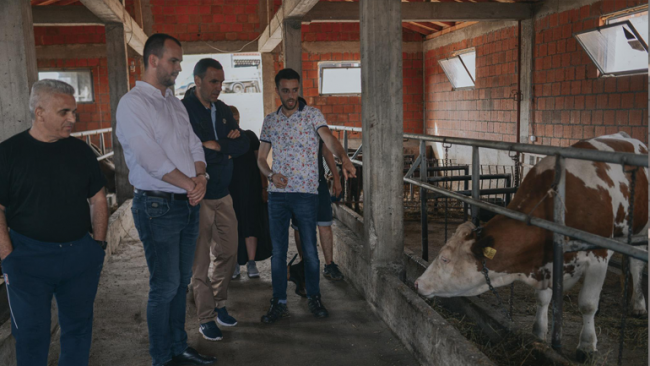 Kryetari i Komunës së Kamenicës vizitoi fermën “BIOFARM” në Tërstenë