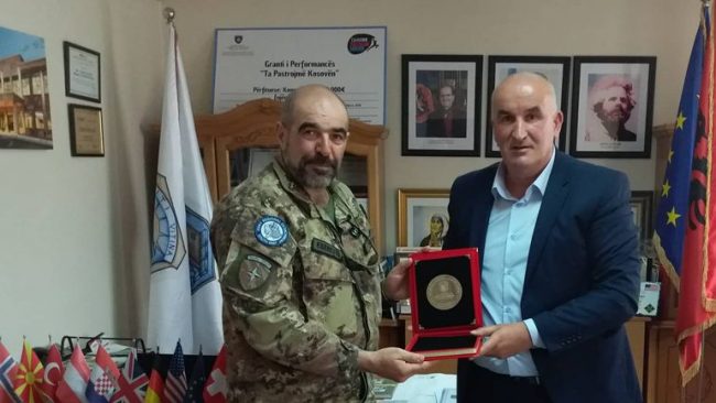 Kreu i Vitisë nderon me mirënjohje kolonelin e KFOR-it për bashkëpunimin e mirë me komunë