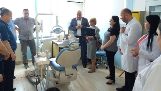 QKMF e Vitisë pajisjet me 47 kompjuter për digjitalizim të shërbimeve, një karrige stomatologjike dhe 4 printer