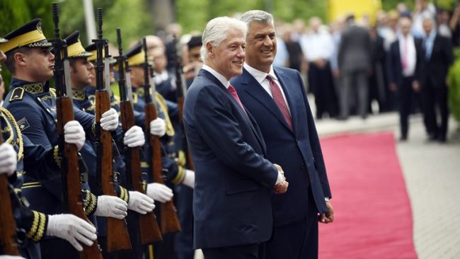 Presidenti Thaçi dekoroi Presidentin Clinton me “Urdhrin e Lirisë”