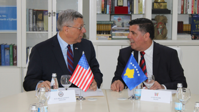 Lutfi Haziri pret në takim ambasadorin amerikan, Philip Kosnett