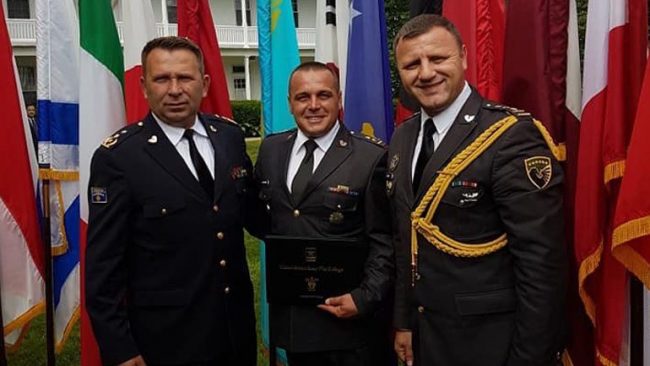 Nënkolonel Ejup Maqedonci diplomon në Kolegjin e Luftës në SHBA