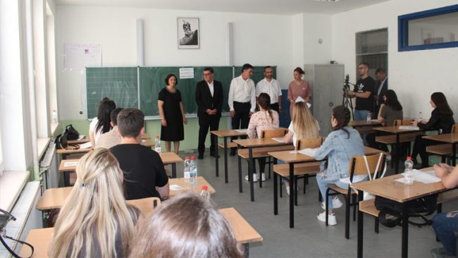 1820 maturantë të Gjilanit i nënshtrohen testit të maturës