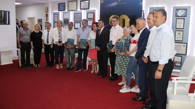 Haziri nderon me mirënjohje më të dalluarit në shëndetësi, bujqësi, zhvillim ekonomik dhe shërbim civil (FOTO)