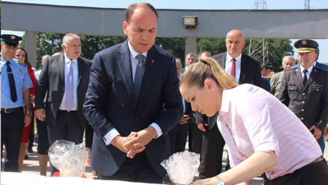Ish-presidenti i Shqipërisë dhe ai i Vitisë bëjnë homazhe në varrezat e dëshmorëve në Viti