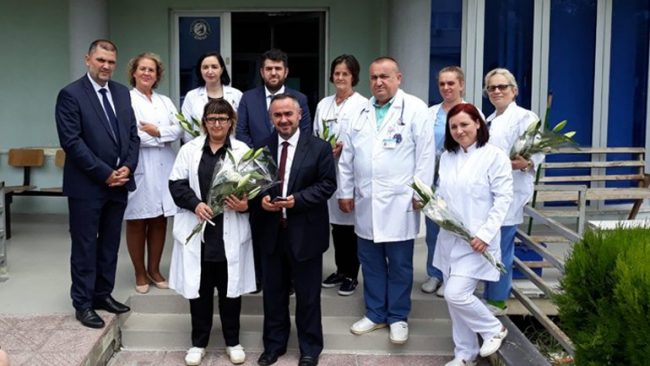 Kryetari i KBI ne Gjilan ndau dhurata për festën e Fitër Bajramit në Spitalin Regjional të Gjilanit