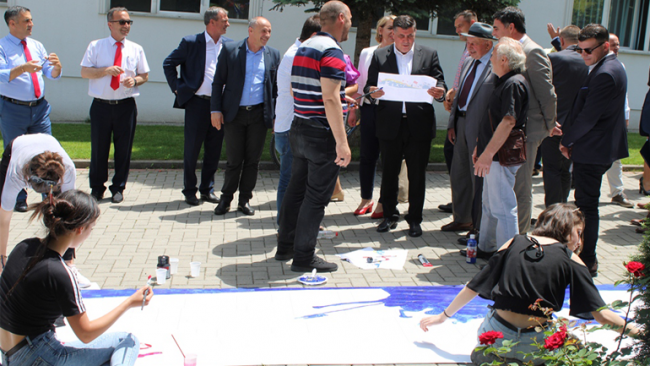 Në Gjilan u pikturua vepra e lirisë, punim në gjatësi prej 20 metra
